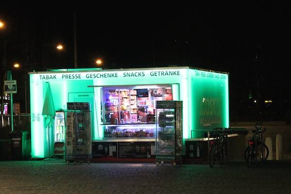 Kiosk im Deubl Glas Würfel, München